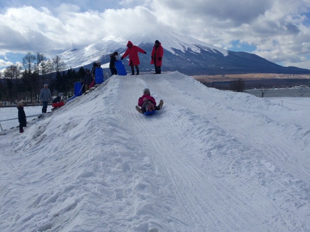 山梨 雪のすべり台に子供たちが熱狂 東京から1時間半 山中湖富士山雪まつりがおススメ 小銭スト