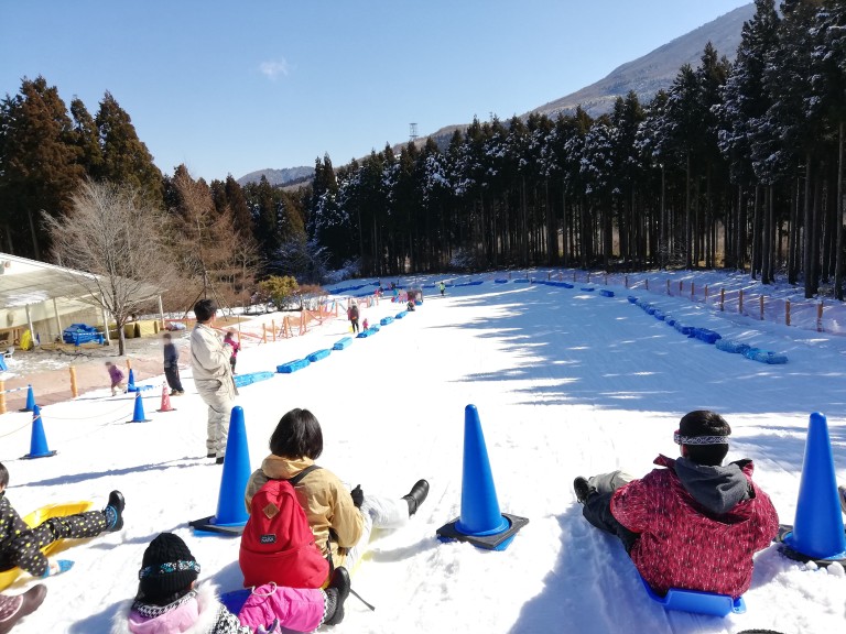 静岡 長さ100メートル ２つの雪のすべり台で1日中遊べる 富士山こどもの国 はスキー場を超える 小銭スト